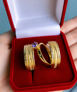 Par De Alianças Aço Cirúrgico Banhado A Ouro 18k - 8mm - Diamantado Com Frisos