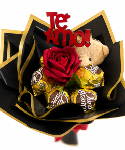 Buquê Te Amo com Rosa, 5 Bombons, Chaveiro de Ursinho e Placa de MDF