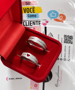 Alianças de Namoro em Aço Cirúrgico | Par de Alianças Prata 6mm | Diamantadas com Dois Frisos e Coração Vazado