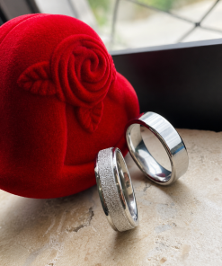 Alianças de namoro 6mm, modelo reto anatômico, feminina diamantada e masculina lisa