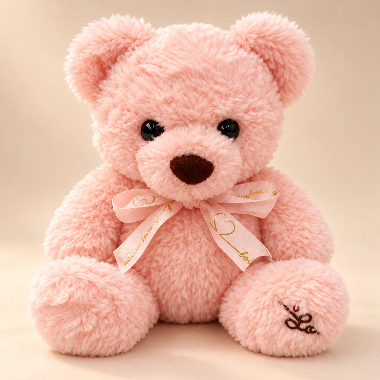 Urso de pelúcia rosa-claro de 20cm, macio, com laço decorativo cor-de-rosa com corações dourados no pescoço